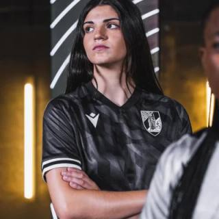 A model wearing the Vitória SC 2025/26 black away shirt