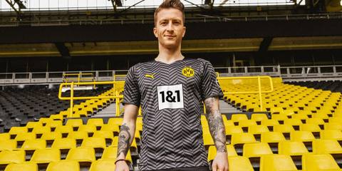 Marco Reus wearing the Borussia Dortmund 2021/22 away shirt in the stadium.