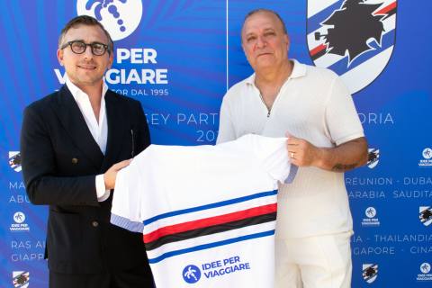 The back of the white UC Sampdoria 2024/25 away shirt being presented by club officials, featuring the sponsor 'Idee per Viaggiare'.