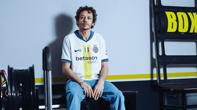 Valentino Rossi posing in a garage setting wearing a special edition Inter Milan 2024/25 away shirt with his signature 46 under the Nike swoosh.