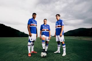 Three models present the U.C. Sampdoria 2025/26 home shirt on a grass pitch