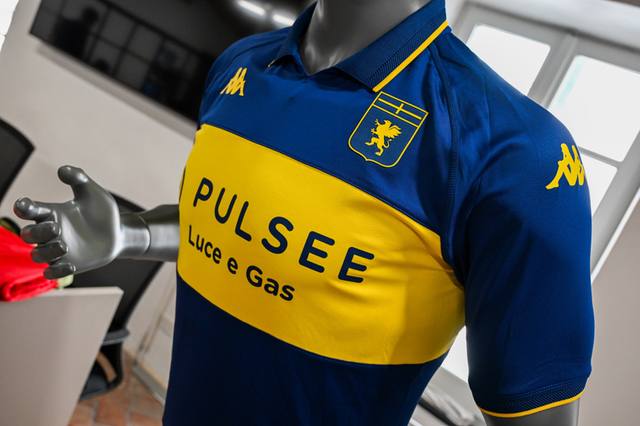 A close-up of Genoa CFC's special fourth shirt, featuring a blue design with a yellow horizontal chest band in tribute to Boca Juniors.