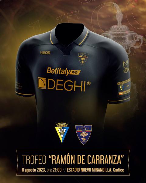 A special edition black and gold US Lecce shirt designed for the Trofeo Ramón de Carranza match against Cádiz C.F.