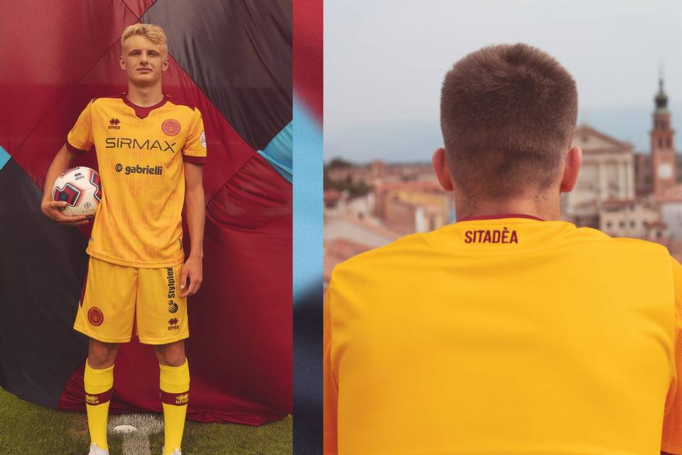 Campaign photos of the AS Cittadella 2022/23 away kit, showing the front view on a model and a detail of the upper back.